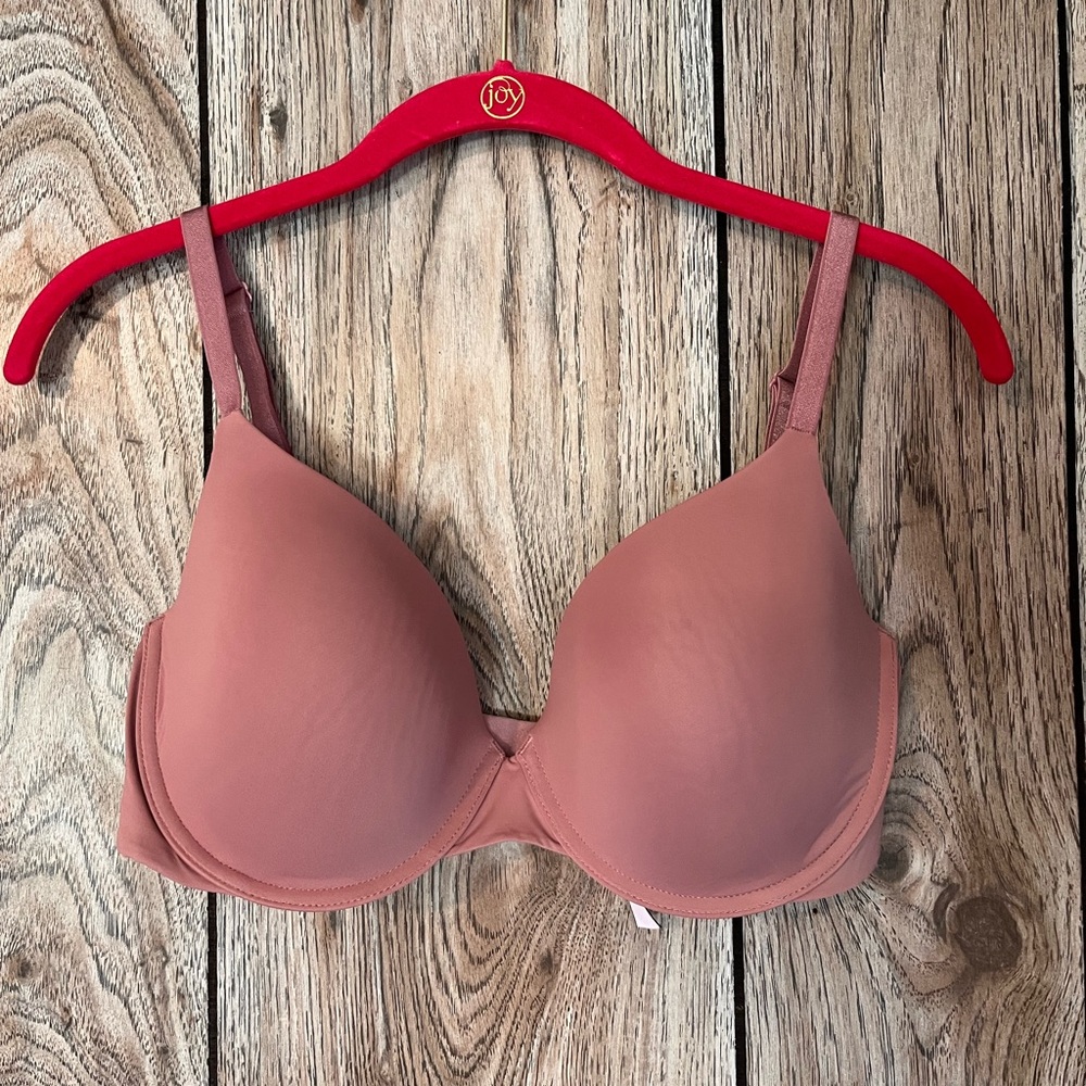 Victoria’s Secret t-shirt lightly lined Demi bra